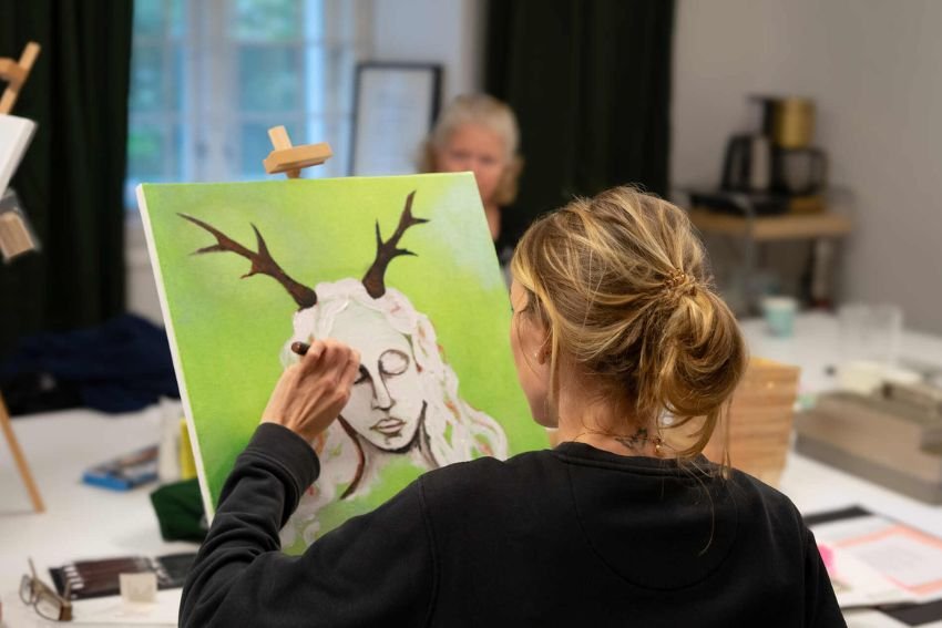 deltagare målar på Forza brukargruppen som utgår från Räddningsmissionens frukostcafé