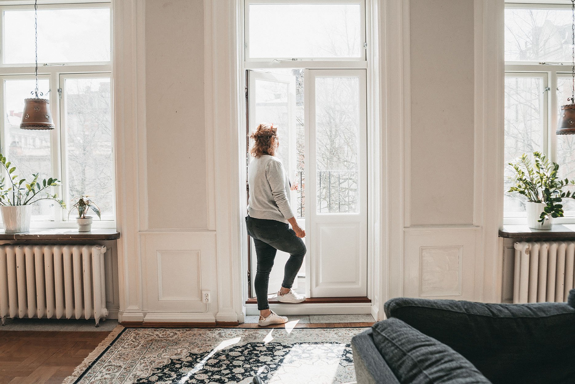 Person på Räddningsmissionens boende Boende Vasa i Göteborg tittar ut genom ett fönster.