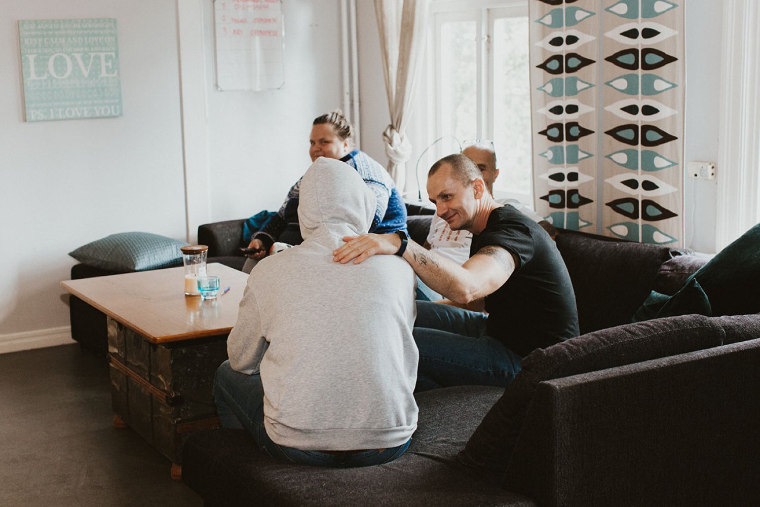 Medarbetare på Räddningsmissionens boende Ability för personer med psykosocial problematik pratar med en klient.
