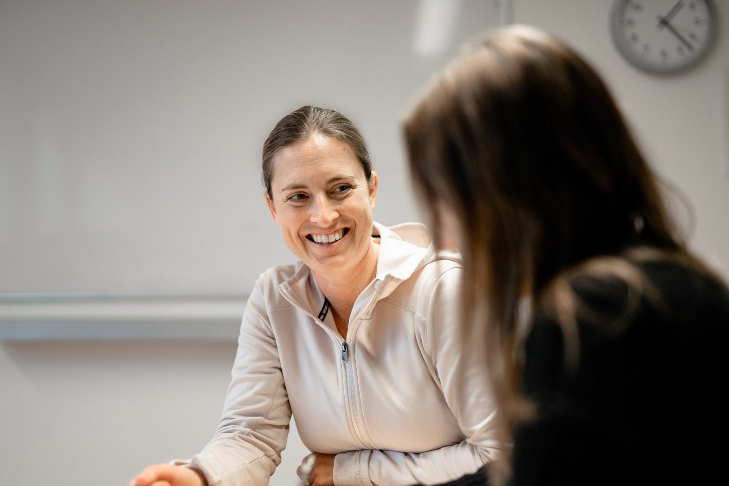 Studiepedagog på Framtidsspår hjälper en elev med studierna.