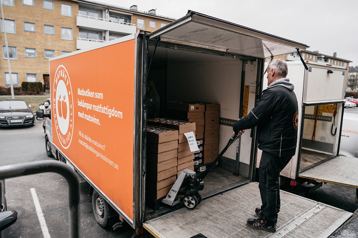 Medarbetare på MatRätt i göteborg lastar ur räddat matsvinn från lastbil.