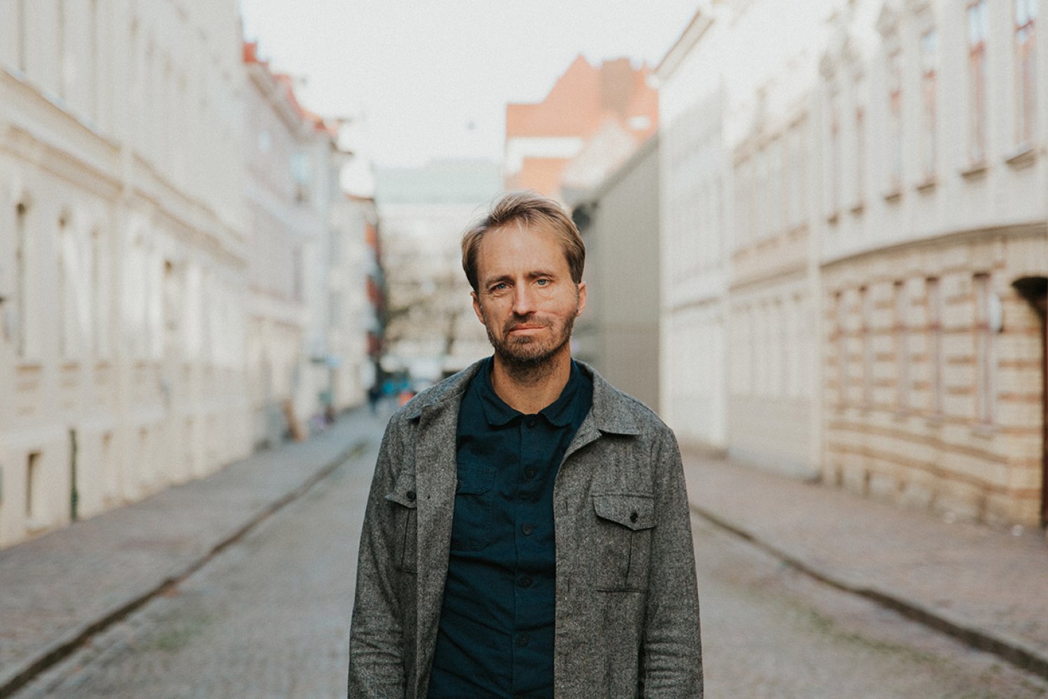 Emil Mattsson, direktor för Räddningsmissionen, står på en gata i Göteborg.