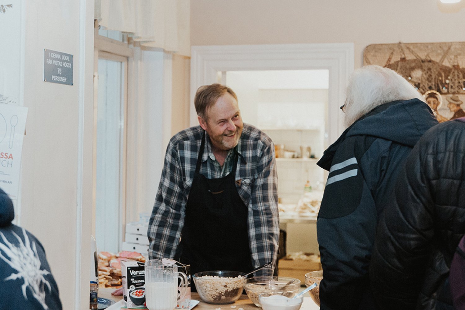 En glad volontär på Räddningsmissionens frukostcafé i Göteborg.
