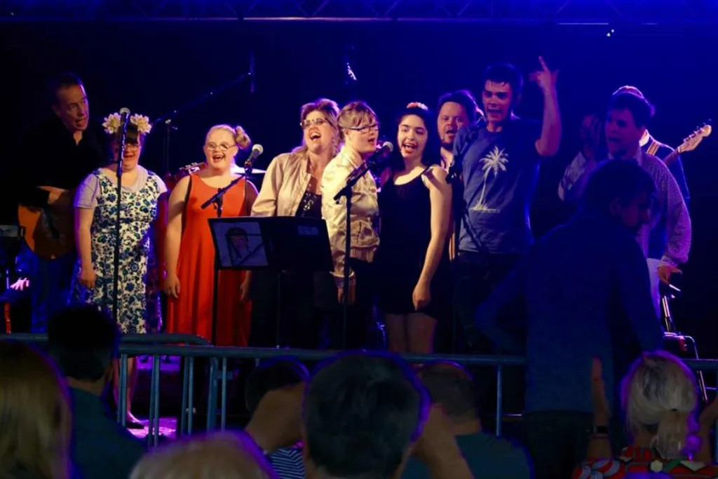 Deltagare på kulturlabbet håller i en konsert
