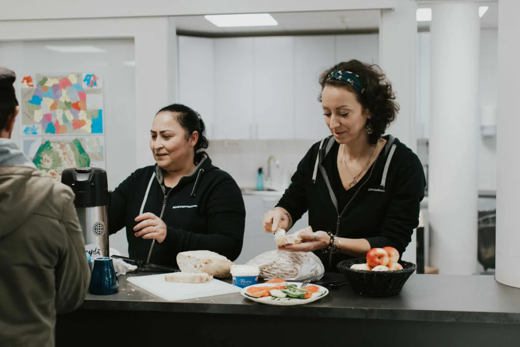 Personal gör iordning frukost på socialt center