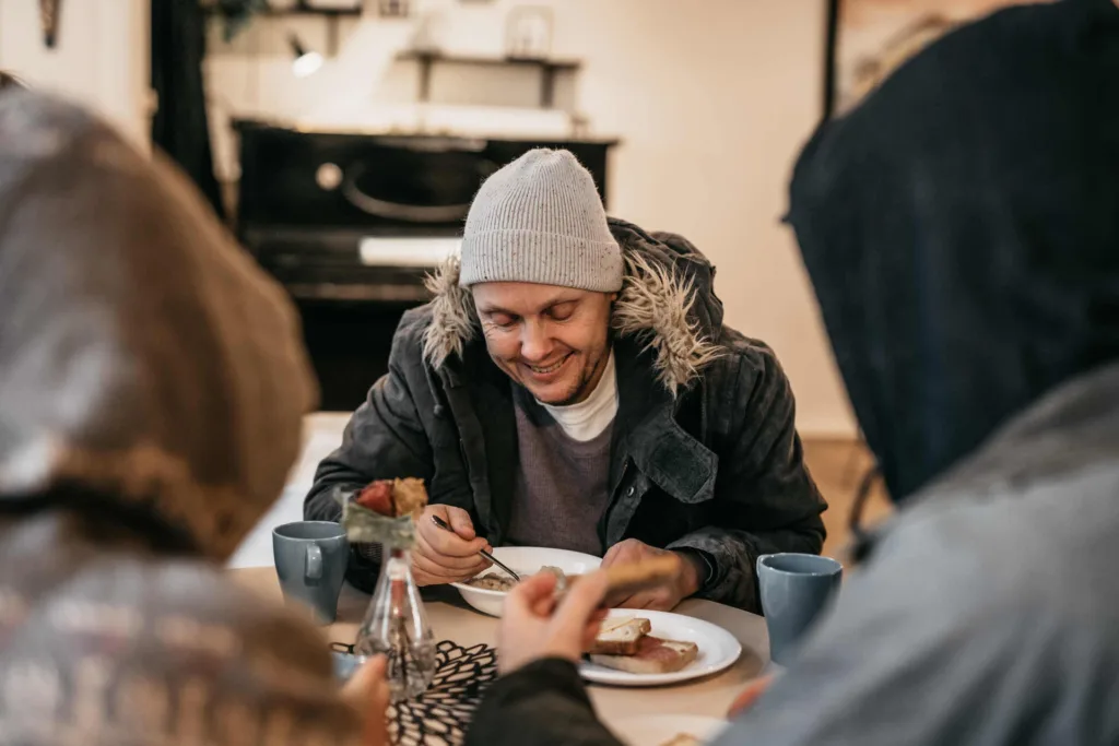 man i hemlöshet äter frukost på Frukostcafé Vasa
