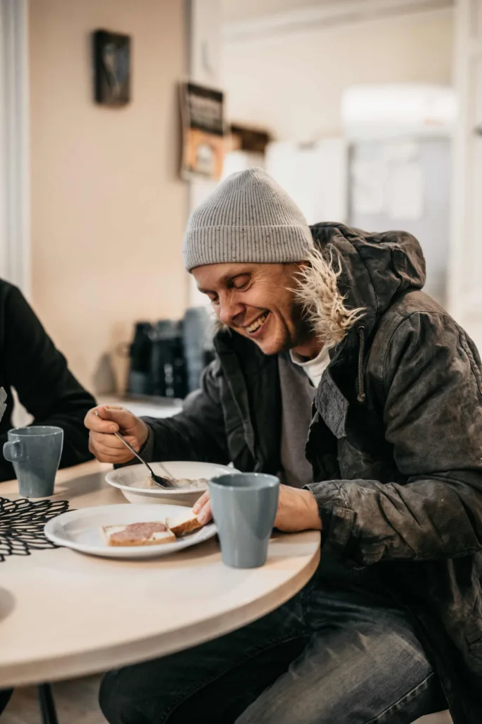Man äter frukost på Frukostcafé Vasa. Stötta arbetet med en egen insamling.