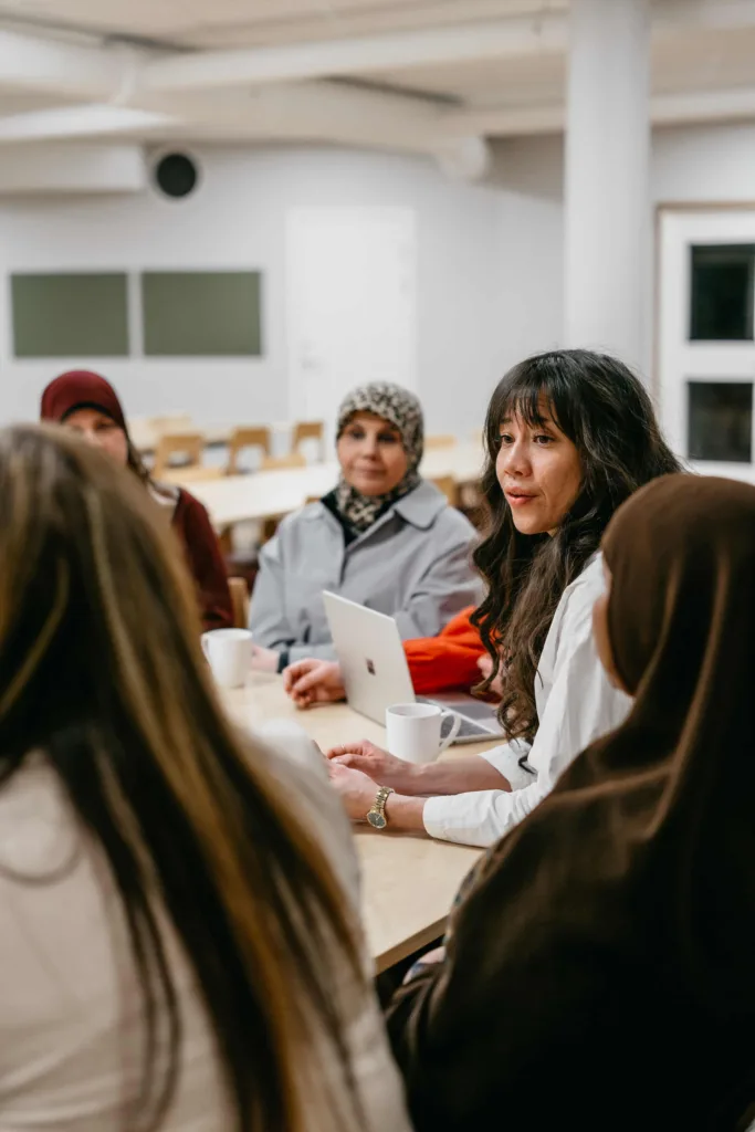 Räddningsmissionens personal pratar med föräldrar i Tynnered