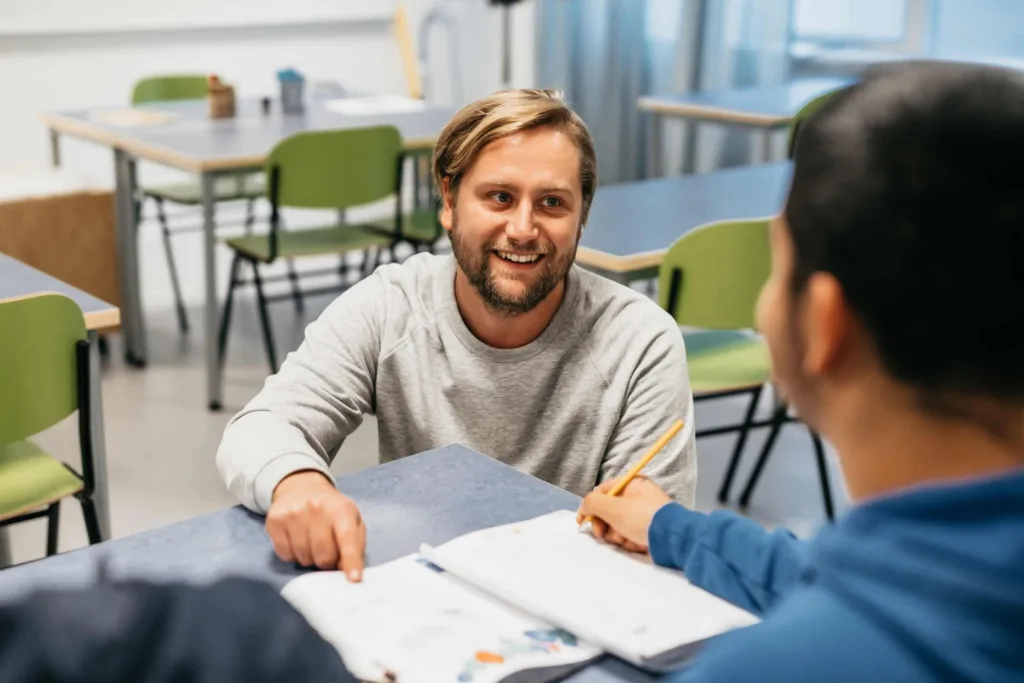 Personal hjälper elev med sitt skolarbete