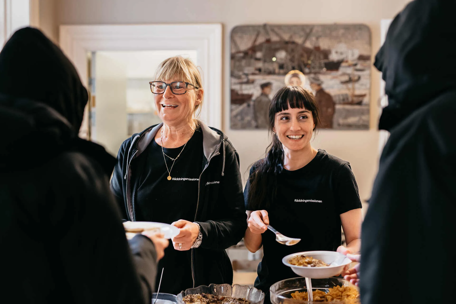 Personal serverar frukost på Frukostcafé Vasa, en verksamhet som drivs av gåvor, bland annat genom Frukoströrelsen.