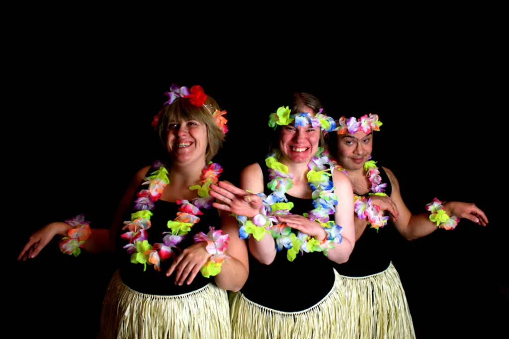 Konstnärer från dagliga verksamheten Kulturlabbet iklädda hawaiikransar