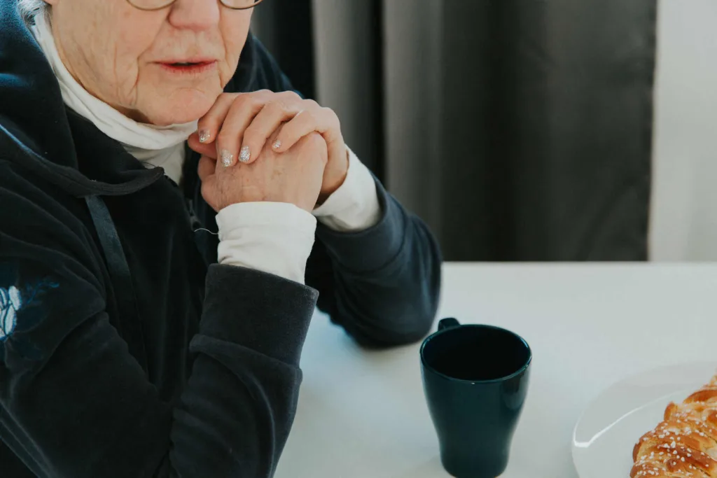 Äldre kvinna fikar på Räddningsmissionens boende för äldre hemlösa kvinnor.