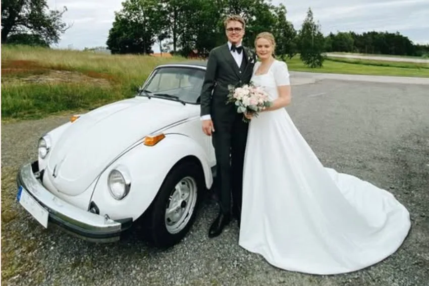 Brudpar framför fin gammal bil, som Per lånar ut och samlar in pengar till Räddningsmissionen.