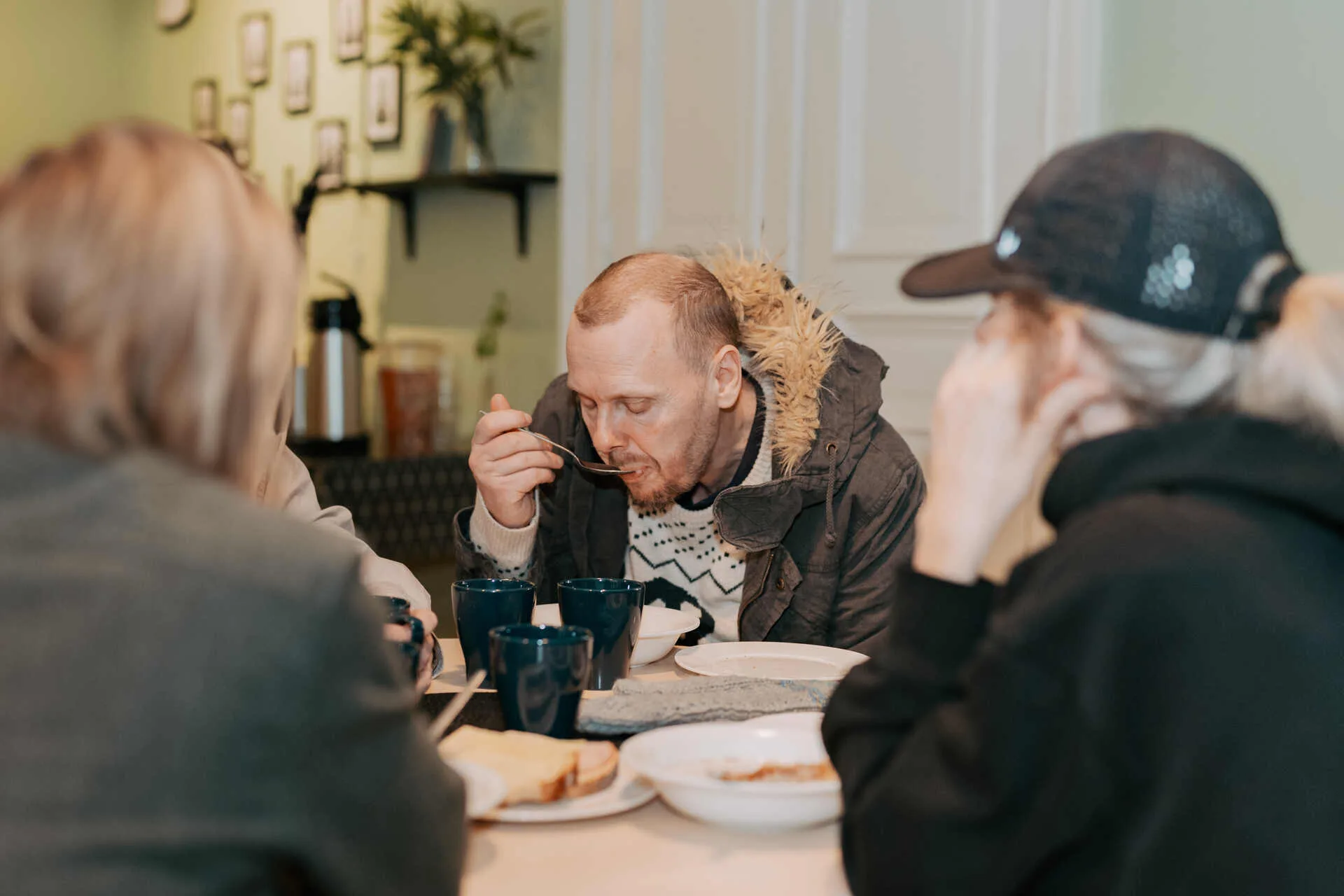 frukost på vårt frukostcafé en verksamhet du stöttar när du ger en gåva