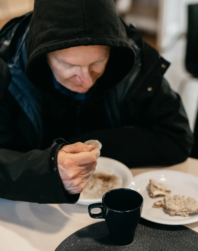 man i hemlöshet äter frukost på Frukostcafé Vasa