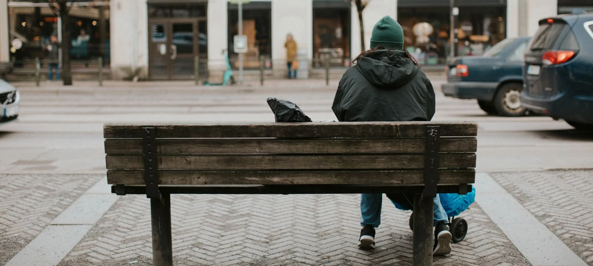 Kvinna i hemlöshet på parkbänk. Stötta vårt arbete mot hemlöshet och få skattereduktion.