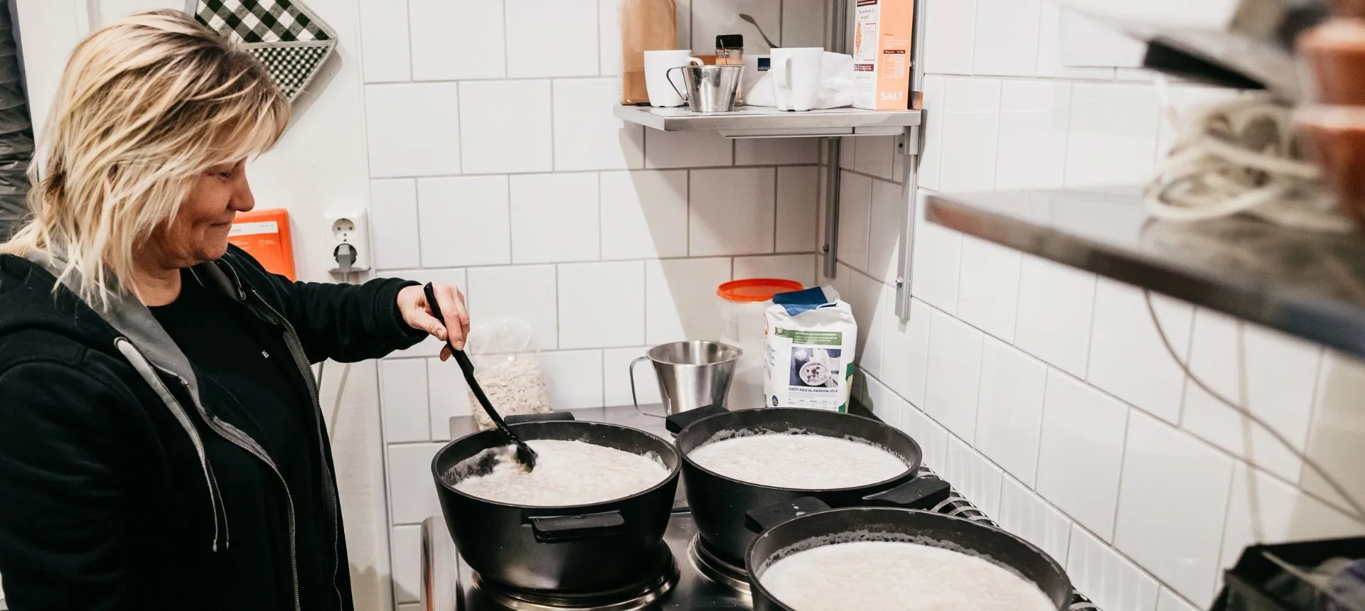 Personal lagar gröt till människor i hemlöshet. Stötta vårt arbete mot hemlöshet med en egen insamling.