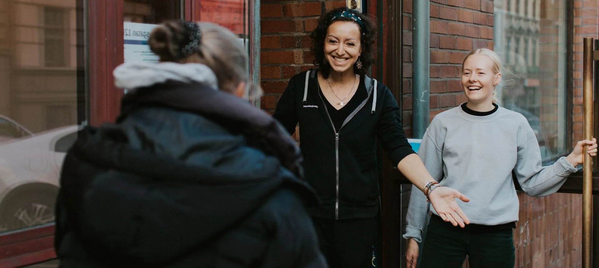 Personal på Räddningsmissionen välkomnar i dörren